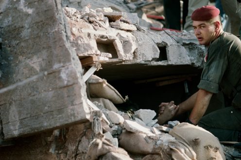 Yan Morvan, Un soldat français tient la main d’un survivant dans les ruines de l’immeuble « Drakkar »