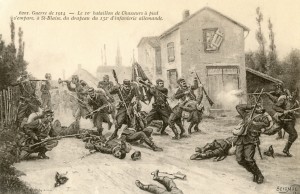 Carte postale française de 1914, réalisée par Seignol et éditée par Farges, évoquant la prise du premier drapeau allemand, celui du 132e d’infanterie allemande, pris le 15 août 1914 à Saint-Blaise dans les Vosges par le 10e bataillon de chasseurs à pied. © Paris, musée de l’Armée