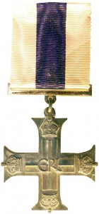 La Military Cross se compose d’une croix à branches droites pattées ornementale en argent décorée d’une couronne impériale à chaque extrémité. L’avers porte le Royal Cypher (le monogramme royal) en son centre