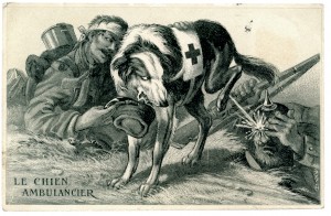 Le chien sanitaire rend au soldat français blessé son képi et urine sur le soldat allemand.  Il existe une version en couleurs de cette carte postale. © Paris, musée de l’Armée