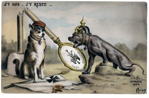 Carte postale satirique : un chien français, piétine un emblème allemand. La borne allemande brisée montre qu’il garde la frontière du territoire repris par les troupes françaises face aux troupes allemandes. Le dogue allemand, agressif, coiffé d’un casque à pointe, bave de rage et porte la Croix de fer autour du cou. © Paris, musée de l’Armée