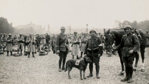 Soldats français stationnés devant les Invalides