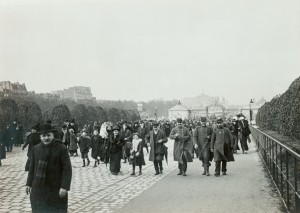 La foule rentre aux Invalides © Paris, musée de l’Armée dist. RMN-GP