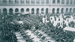 Civils, militaires, hommes, femmes, enfants se retrouvent dans la cour d’honneur autour des canons de 77 et des avions pris aux Allemands. © Paris, musée de l’Armée dist RMN-GP 