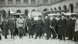 12 juillet 1915 autos ambulances, tentes de premiers secours... offertes par la Russie à la France en présence du ministre de la Guerre français, Alexandre Millerand © Paris, musée de l’Armée dist. RMN-GP