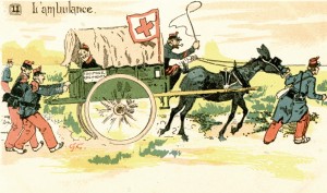 L’ambulance. Carte postale française humoristique. La voiture est tractée par une mule stimulée par deux soldats portant des uniformes de la fin du XIXe siècle. Un troisième soldat, sourire aux lèvres,  sort la tête de la voiture et semble se moquer des deux soldats fatigués qui s’accrochent à l’ambulance pour continuer à avancer. © Paris, musée de l’Armée