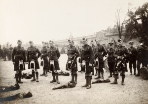 Soldats de la musique britannique sur l'esplanade des Invalides © Paris, musée de l’Armée dist. RMN-GP