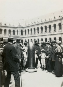 Obus de 420 mm exposé en trophée dans la cour d'Honneur des Invalides © Paris, musée de l’Armée dist. RMN-GP