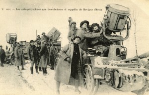 Carte postale montrant une mise en scène où des chasseurs alpins orientent leurs projecteurs en direction du ciel © Paris, musée de l’Armée