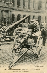 Projecteur allemand dans la cour des Invalides, sur une carte postale éditée par le musée de l’Armée © Paris, musée de l’Armée