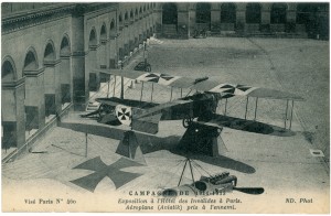 Carte postale présentant les différents avions allemands qui ont été présentés dans la cour d’honneur pendant la Grande Guerre comme l'Aviatik utilisé surtout entre 1914 et 1916, est un avion de reconnaissance contenant un pilote et un observateur © Paris, musée de l’Armée