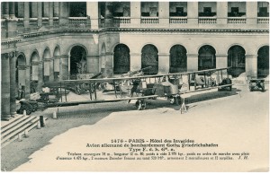 Carte postale qui présente les différents avions allemands présentés dans la cour d’honneur pendant la Grande Guerre, comme Le Gotha, un bombardier utilisé à partir de 1916-1917 (envergure de 18 à 23,70 m) contenant 3 personnes, 3 à 4 mitrailleuses et pouvant transporter jusqu’à 600 kg de bombes. © Paris, musée de l’Armée