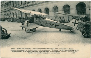 Carte postale présentant un Fokker exposé dans la cour d'Honneur pendant la Grande Guerre. Le Fokker est un avion de chasse surnommé le « rasoir volant » par les pilotes alliés et utilisé à partir de 1918. La Croix de fer ornant l’avion a été simplifiée. © Paris, musée de l’Armée