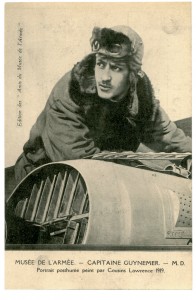 Carte postale du capitaine Guynemer appuyé sur un avion qui n’est pas à la même échelle que le portrait, éditée par la Société des amis du musée de l’Armée, réalisée à partir d’un portrait posthume peint par J. Cousin Lawrence en 1918. © Paris, musée de l’Armée