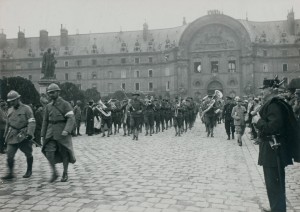 Après la cérémonie dans la cour d’honneur, la musique américaine défile sur l’esplanade, devant la façade nord, suivie par le cortège officiel. Au dessus du porche permettant d’accéder à la cour, les trois grandes fenêtres de la salle d’honneur sont ouvertes. Il semble que plusieurs personnes soient montées sur le toit du pavillon central, au-dessus du bas-relief représentant Louis XIV à cheval, pour assister au défilé. © Paris, musée de l’Armée