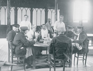 Photo extraite d'un reportage photographique, de 1918, sur les derniers vieux soldats du siècle précédent, pensionnaires de l’Institution nationale des Invalides  © Paris, musée de l’Armée dist. RMN-GP