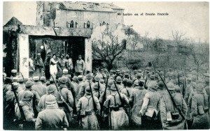 Carte postale, la légende montre qu’elle est destinée à être diffusée en Espagne : El teatro en el frente francès (Le théâtre sur le front français). © Paris, musée de l’Armée