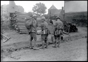 "Soldat ambulancier porteur de croix et livrant la soupe aux premières lignes, au moment de l'offensive de septembre 1916 sur le front de la Somme, Méharicourt (Somme), vers le 15 septembre 1916 © ECPAD / Pierre Machard