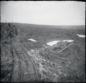 Cadavre français gisant dans la boue aux abords du fort de Douaumont, Meuse, 24 décembre 1916 © ECPAD / Albert Samama-Chikli