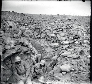 Sur la côte 304, à l'ouest de Verdun, des soldats du 87e régiment d'infanterie (RI) occupent la tranchée dévastée de la demi-lune, conquise lors de l'attaque du 17 juillet 1917, Meuse © ECPAD / Albert Samama-Chikli