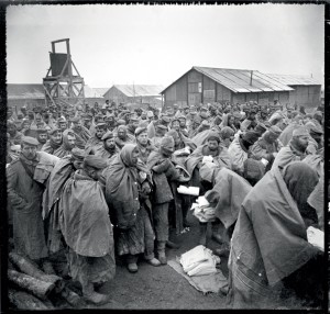 Dans le camp de transit de Souilly, distribution de couvertures aux prisonniers allemands capturés dans le secteur de Verdun, Meuse, 19 décembre 1916 © ECPAD / Albert Samama-Chikli