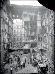 Un immeuble parisien, au n°5 de la rue Geoffroy-Marie dans le 9 arrondissement, détruit par un bombardement aérien le 8 mars 1918 et par l'incendie qui suivit, Paris © ECPAD/Paul Queste