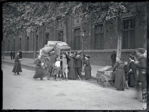 Des parisiens fuient les bombardements de la capitale avec leurs effets personnels, Paris 15 juin 1918 © ECPAD / Albert Moreau