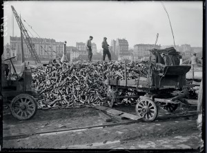 Déchargement de douilles d'obus de 75 mm, destinées à être refondues, quai de Grenelle, Paris, 20 octobre 1917 © ECPAD / Albert Moreau