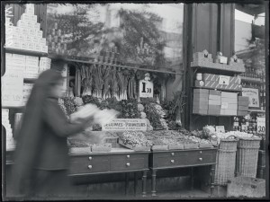 Un étalage de fruits et légumes, rue des Batignolles, Paris, 17 mai 1916 © ECPAD / Albert Moreau