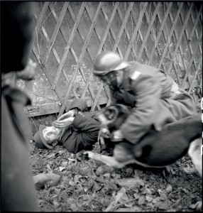 Action d'un peloton spécial lors des combats pour le libération de Mulhouse : les légendes d'origines nous apprennent qu'il s'agit de la capture d'un membre des SS, habilé en civil, Alsace 20-26 novembre 1944 © ECPAD / Louis Viguier