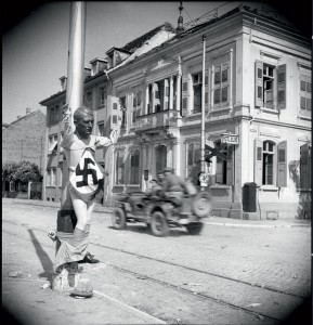 Des éléments de la 9e DIC traversent la ville de Kehl libérée, Allemagne, 15 au 16 avril 1945 © ECPAD / Louis Viguier