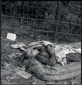 Libération de l'Alsace, après les combats : le jour de Noël, dans le village de Kientzheim. Le corps d'un soldat allemand repose sur un matelas, Haut-Rhin, 25 décembre 1944 © ECPAD / Germaine Kanova