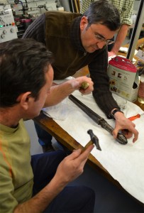 Didier Lescarbotte de l’atelier métal du musée de l’Armée et François Coulon, conservateur au musée des Beaux-Arts de Rennes autour d'un pistolet à quatre canons tournants