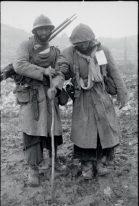 Campagne d'Italie : après les combats de la Costa San Pietro, un goumier marocain blessé est accompagné au poste de secours. Italie, 12-21 janvier 1944 © ECPAD / Jacques Belin