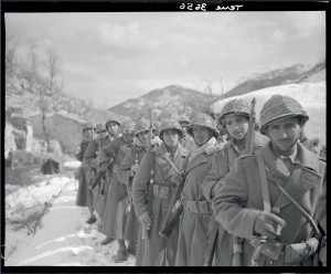 Tirailleurs du 6e RTM lors d'une halte dans un village abandonné, pendant la montée vers les lignes de Monte Cassino, Italie, 24 février 1944 © ECPAD / Jacques Belin