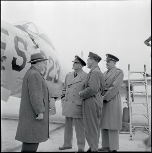 Présentation d'avions à réaction Republic F-84 Thunderjet sur la base aérienne 112 de Reims au secrétaire d'Etat aux forces armées (Air) André Maroselli en présence du général Eisenhower, Reims, 17 mai 1951 © ECPAD / André Branlard