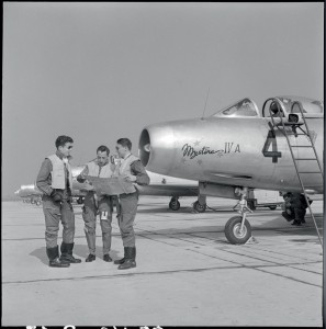 Des pilotes de Mystère IV-A sur le tarmac de la base aérienne 103 de Cambrai, 25 juin 1955 © ECPAD / André Branlard