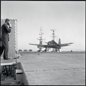 Retour de vol d'entraînement d'un Grumman F6F-5 Hellcat de la flotille 11F sur le porte-avions La Fayette, mer Méditerranée, 29 novembre 1954 © ECPAD / André Branlard