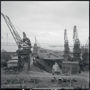 Le porte-avions Clemenceau, quelques heures avant sa mise à flot, Brest, 21 décembre 1957 © ECPAD / André Branlard