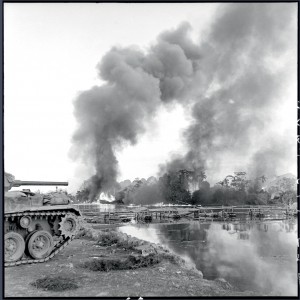 Bombardement au napalm sur une rive du Song Lang, avant le franchissement de la rivière par des éléments parachutistes lors de l'opération "Mouette". Des chars protègent le nord-ouest de la plage de débarquement, Indochine 4 octobre 1953 © ECPAD / Pierre Ferrari