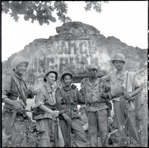 Portrait d'un groupe lors de l'opération "Camélia". Première classe du génie Laurent, caporal-chef du génie Forcet, 2e classe Thanh, du 8e BPC, 1re classe du génie Accus, 2e classe Joiali Bemaral, du 41e régiment d'artillerie coloniale (RAC), Indochine 24-28 septembre 1953 © ECPAD / Pierre Ferrari