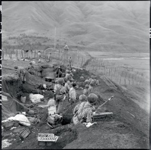 Soldats du 6e BPC se préparant à l'attaque des forces viêt-minh au poste de Tu Lé, Indochine, 18-20 octobre 1952 © ECPAD / Paul Corcuff