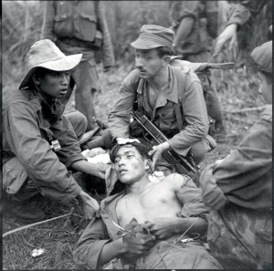 Soins médicaux prodigués aux blessés, vraisemblablement du 8e bataillon de chasseurs parachutistes (BCP), dans le secteur de Son Tay, Indochine 15-30 avril 1951 © ECPAD / Paul Corcuff