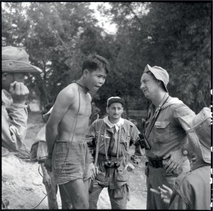 Opération "Toulouse", dans la région de Binh Dinh et Qui Nhon. Un capitaine interroge un prisonnier viêt-minh dont le cou est enserré d'une épaisse ficelle, Indochine 29 janvier - 6 février 1953 © ECPAD / Paul Corcuff