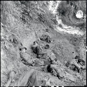 Parachutistes vietnamiens, combattants pour l'Union française, lors de leur retraite de Tu Lé vers la Rivière noire. Epuisés après plusieurs jours de marche sans sommeil et poursuivis par une division viêt-minh, ils dorment sur un chemin, à même le sol. Indochine 20-23 octobre 1952 © ECPAD / Paul Corcuff