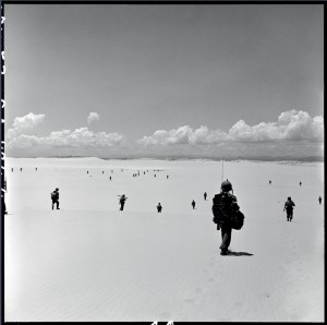 Opération "Camargueé en Centre-Viêtnam, dans la région côtoère de Quang Tri : progression d'unités parachustistes après leur largage. Indochine, 28 juillet 1953 © ECPAD / Paul Corcuff