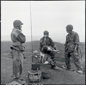 Le 16 juin, trois jours après le déclenchement de la bataille de Diên Biên Phu, les hommes du 6e bataillon de parachustistes coloniaux (BPC) du commandant Bigear (icià la radio) ont été parachutés au sud du camp retranché © ECPAD / Daniel Camus / Jean Péraud