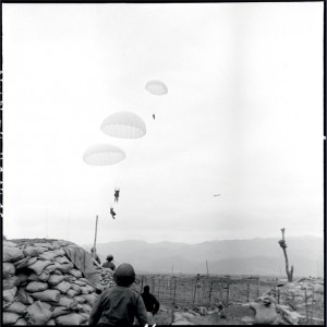 Les parachutistes vont atterrir près d'un blockhaus du point d'appui sud, à proximité du centre de résistance "Isabelle" © ECPAD / Daniel Camus / Jean Péraud