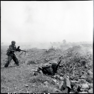 Attaque d'une position viêt-minh au sud de Diên Biên Phu, 27 mars 1954 © ECPAD / Daniel Camus / Jean Péraud