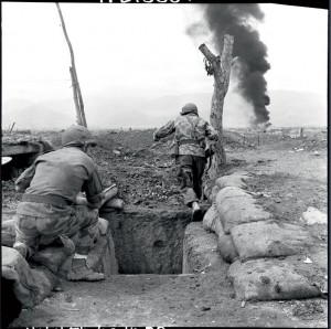  La contre-attaque se dessine et deux soldats repartent à l'assaut, 16 ou 17 mars 1954 © ECPAD / Daniel Camus / Jean Péraud